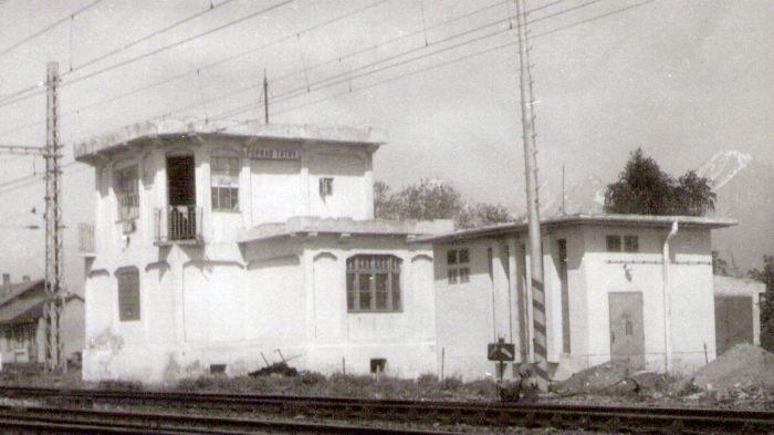  Poprad - stavadlo na košickom zhlaví (St 1). Šikmý pohľad zo strany koľají od Košíc. Foto: J. Kubáček, 12.5.1993. 180 x 120 