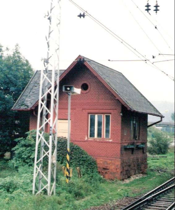  Považská Bystrica - stavadlo na žilinskom zhlaví. Šikmý pohľad zo stany koľají od Bratislavy. Foto: M. Entner, 7.1996. 89 x 126, COLOR 
