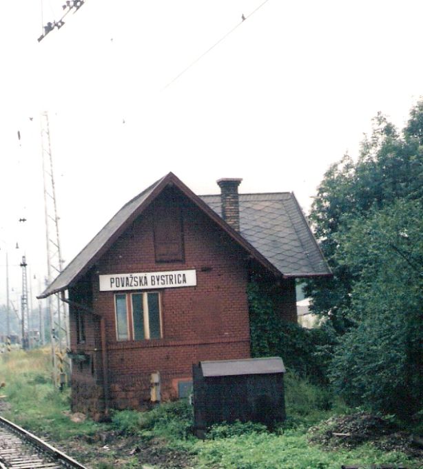 Považská Bystrica - stavadlo na žilinskom zhlaví. Šikmý pohľad zo stany koľají od Žiliny. Foto: M. Entner, 7.1996, 89 x 126, COLOR 