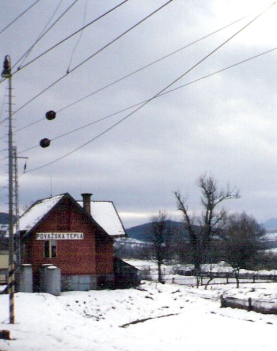  Považská Teplá - stavadlo na žilinskom zhlaví. Zimný šikmý pohľad zo stany koľají od Žiliny. Foto: M. Entner, zima 1995. 126 x 89, COLOR 