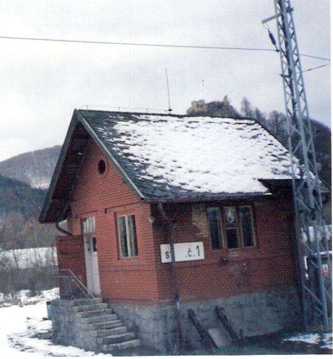  Považská Teplá - stavadlo na žilinskom zhlaví. Zimný šikmý pohľad zo stany koľají od Bratislavy. Foto: M. Entner, zima 1995. 126 x 89, COLOR 