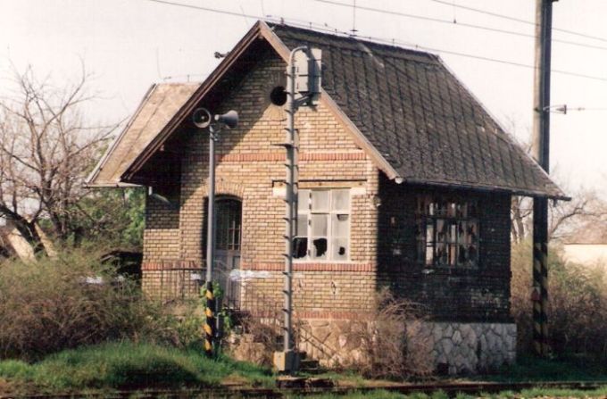  Senec - stavadlo na bratislavskom zhlaví. Šikmý pohľad zo strany koľají od Štúrova (?). Foto: M. Entner, 2.1995. 126 x 89, COLOR 