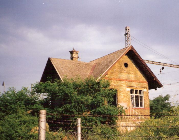  Senec - stavadlo na štúrovskom zhlaví. Šikmý pohľad z predstaničného priestoru od Bratislavy (?). Foto: M. Entner, 7.1995. 164 x 126, COLOR 