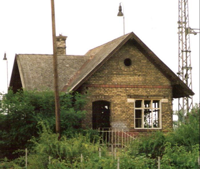  Senec - stavadlo na štúrovskom zhlaví. Šikmý pohľad z predstaničného priestoru od Bratislavy (?). Foto: M. Entner, 7.1995. 178 x 126, COLOR 