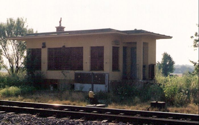  Svätý Jur - stavadlo na bratislavskom zhlaví. Šikmý pohľad zo strany koľají od Bratislavy (?). Foto: M. Entner, 7.1995. 126 x 89, COLOR 