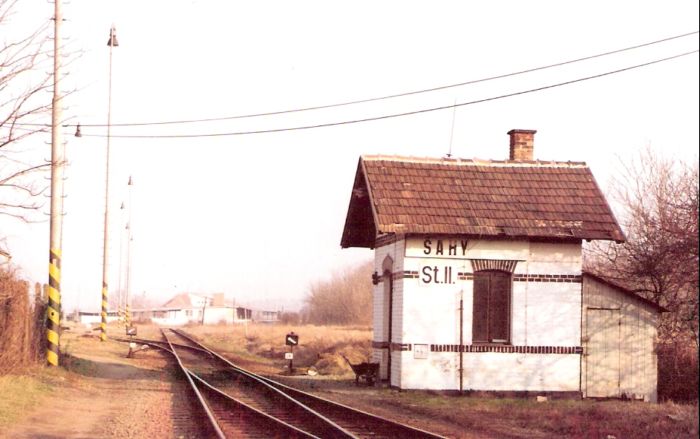  Šahy - stanovište signalistu na zhlaví ku konci trate (St II). Čelný pohľad na bočnú fasádu od Čaty. Foto: J. Gulík, 1998. 126 x 89, COLOR 