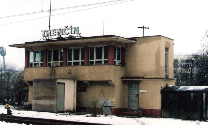  Trenčín - stavadlo na bratislavskom zhlaví (St 2). Šikmý pohľad zo strany koľají od Žiliny. Foto: M. Entner, 9.3.1996. 126 x 89, COLOR 