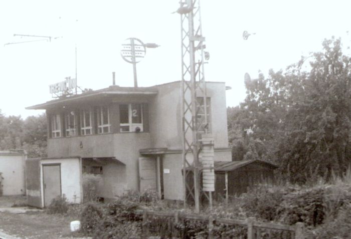  Trenčín - stavadlo na bratislavskom zhlaví (St 2). Šikmý pohľad zo strany koľají od Žiliny. Foto: J. Kubáček, 13.8.1994. 178 x 120 
