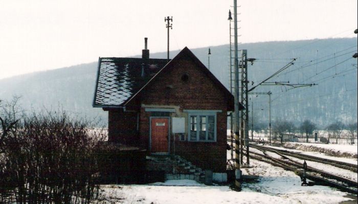  Trenčianske Bohuslavice - stavadlo na bratislavskom zhlaví (St 2). Čelný pohľad v osi koľaje od Žiliny. Foto: M. Entner, 9.3.1996. 126 x 89, COLOR 