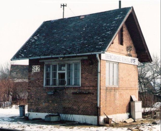  Trenčianske Bohuslavice - stavadlo na bratislavskom zhlaví (St 2). Šikmý pohľad zo strany koľají od Bratislavy. Foto: M. Entner, 9.3.1996. 126 x 89, COLOR 