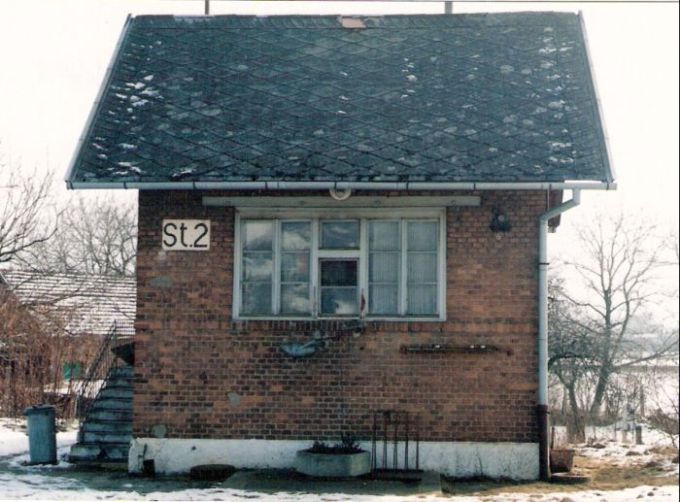  Trenčianske Bohuslavice - stavadlo na bratislavskom zhlaví (St 2). Čelný pohľad zo strany koľaje. Foto: M. Entner, 9.3.1996. 126 x 89, COLOR 