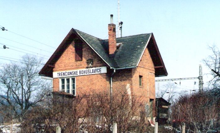  Trenčianske Bohuslavice - stavadlo na bratislavskom zhlaví (St 2). Šikmý pohľad z predstaničného priestoru od Bratislavy. Foto: M. Entner, 9.3.1996. 126 x 89, COLOR 