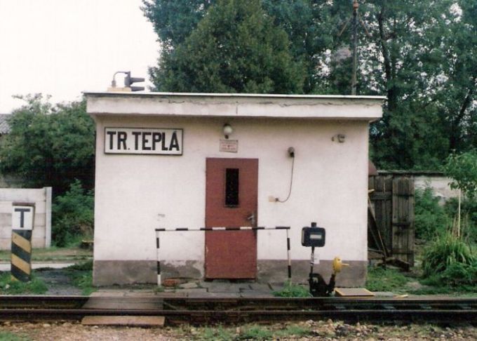  Trenčianska Teplá - stanovište signalistu na hranici depa. Čelný pohľad zo strany staničných koľají. Foto: M. Entner, 8.1996. 126 x 89, COLOR 