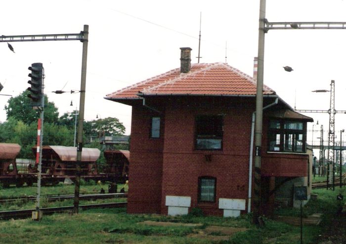  Trnava - stavadlo na bratislavskom zhlaví. Čelný pohľad v osi koľaje od Bratislavy. Foto: M. Entner, 9.8.1998. 126 x 89, COLOR 