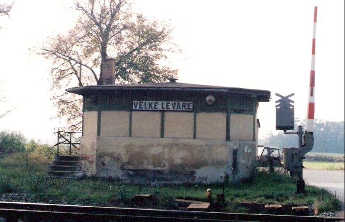  Veľké Leváre - stavadlo na kútskom zhlaví. Čelný pohľad zo strany koľaje. Vľavo závory AŽD. Foto: M. Entner, 8.10.1996. 126 x 89, COLOR 