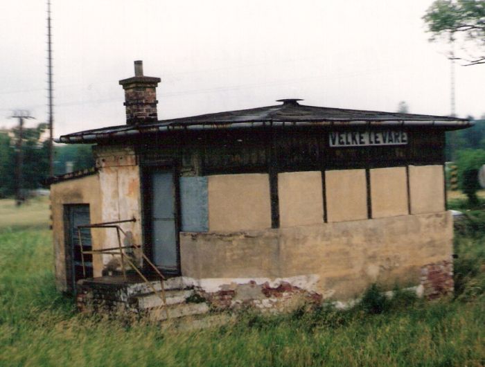  Veľké Leváre - stavadlo na bratislavskom zhlaví. Šikmý pohľad zo stany koľají od Kútov. Foto: M. Entner, 13.6.1996. 126 x 89, COLOR 