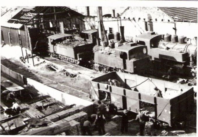  Bratislava Nivy - rozvaliny depa s 275 MÁV, 313.6, 331.0. Vpredu uhliak SŽ. Vzadu M 130.3 (?) a posunujúca 313.6. Foto: Kľučka, 1945. 120 x 80 