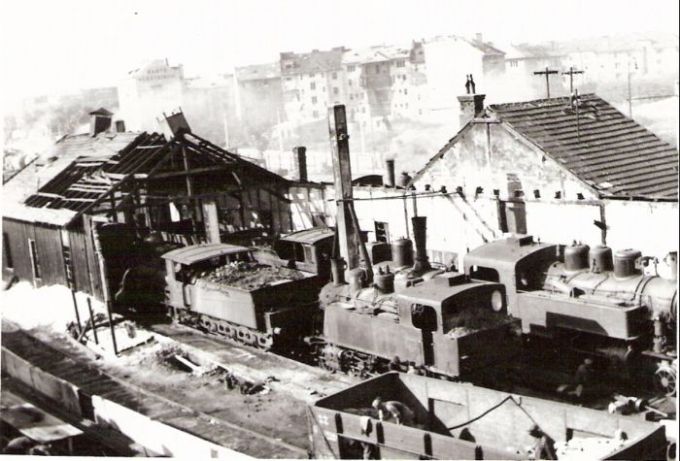  Bratislava Nivy - rozvaliny depa s 275 MÁV, 313.6, 331.0. Vpredu uhliak SŽ. Vzadu M 130.3 (?), posunujúca 313.6 a Karadžičova ul. s rozbitými domami. Foto: Kľučka, 1945. 120 x 80 