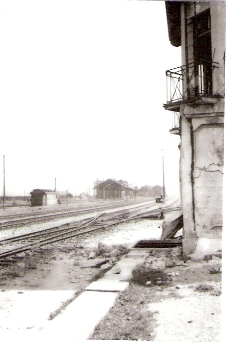  Vrútky nákl. st. - žilinské zhlavie. Pohľad od Žiliny smerom k depu a výpr. budove. Vpredu výhybka so znič. srdcovkou, vpravo časť rozbitého prefabr. stavadla na žilinskom zhlaví. Foto: Anon., 1945, zbierka Klabník. 57 x 86 