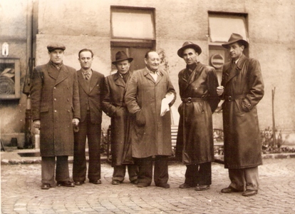  Skupina mužov v civile pred budovou. Text: Návestné dielne Bratislava, 171 x 128 mm. Anonym, prelom 50. a 60. r. 20. stor. 