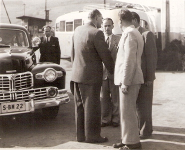  Skupina mužov v civile, za nimi autobus a luxus. limuzína. Text: ČSAD - 1950, Anonym, 151 x 115 mm. 