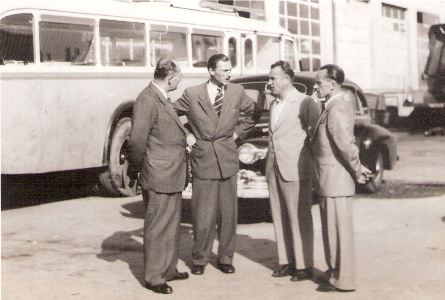  Skupina mužov v civile, za nimi autobus a luxus. limuzína. Text: ČSAD - 1950, Anonym, 148 x 105 mm. 