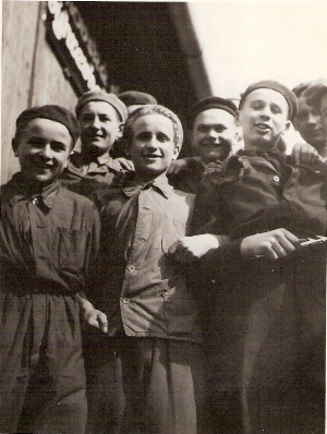  Skupina učňov v pracovnom oblečení. Text: Učni z výhrevne Bratislava po svojej práci. Foto: Anon., cca 1955. 110 x 84 