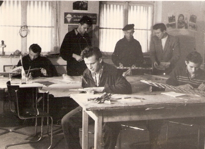  Skupina leteckých modelárov v práci pri stoloch. Text: ČSD, Výcvikové stredisko VALTICE. Foto: Anon., cca 1950. 145 x 115 
