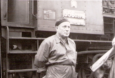  Muž v pracovnom pred parným rušňom 556.0379. Text: S. Snopčok, Bratislava Východ. Anonym, cca 1960. 118 x 80 