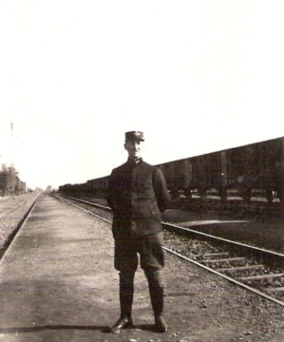 Postava muža v železničnej rovnošate s jazdeckými nohavicami. Text: Albert Kopecký, žst. Senec, prednosta stanice, 1932. Anonym. 75 x 60. 