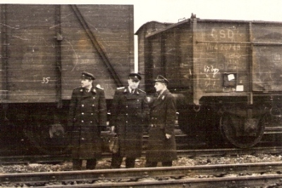  Traja muži v železničných rovnošatách pred spojením vozňa Ztr a Vtr 4-26748. Anonym, cca 1960. 125 x 85 