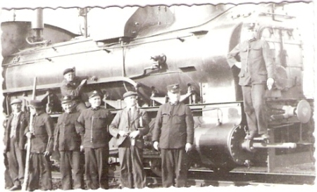  Skupina mužov v rovnošatách i pracovnom pred parným rušňom 414.0. Foto: zrejme Karel Šponar, druhá polovica 30. rokov 20. stor., okolie Přerova. 80 x 45 