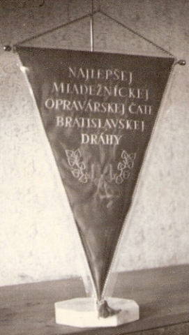  Vlajka Najlepšej mládežníckej opravárskej čate Bratislavskej dráhy. Anonym, cca 1960. 180 x 130 