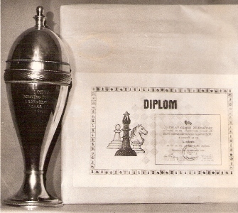  Diplom Šachovému odboru železničiarov v šachovom turnaji za I. miesto v r. 1948. Anonym, cca 1950. 115 x 110 