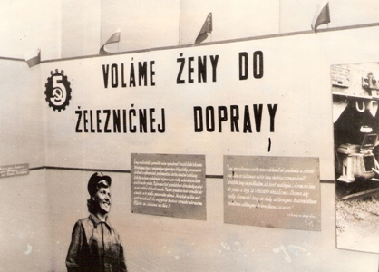  Agitačný panel s nápisom Voláme ženy do železničnej dopravy, dvoma textovými blokmi a symbolom päťročnice. Anonym, cca 1950. 170 x 123 