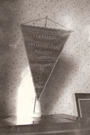  Trojuholníková vlajka s nápisom Stredisko socialistickej kultúry. Anon., cca 1955. 182 x 130 