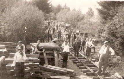  Nezaštrk. úzkorozchod. trať so skup. robot.i civil. a skládka drev. podvalov medzi stromami. Text: Lesná železnica Biely Potok alebo Oščadnica-Lokca. Anon., cca 1930. 132 x 85 