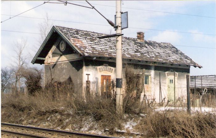  Bratislava-Lamač - Devínska Nová Ves, km 45,0 (?) - strážny dom. Šikmý pohľad zo strany koľají od Bratislavy. Foto: M. Entner, 26.2.1996. 126 x 89, COLOR 