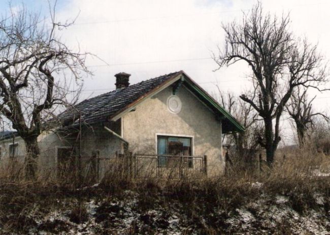  Bratislava-Lamač - Devínska Nová Ves, km 42,5 (?) - strážny dom. Šikmý pohľad zo strany koľají od Bratislavy. Foto: M. Entner, 26.2.1996. 126 x 89, COLOR 