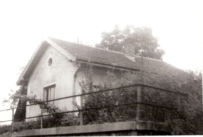  Chvatimech - strážny dom. Šikmý pohľad zo strany koľají od Zvolena. Foto: J. Kubáček, 31.7.1992. 177 x 124 