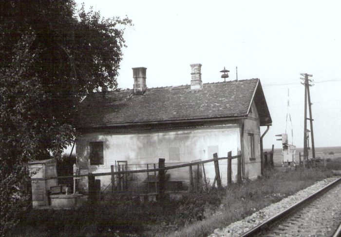  Jesenské - Rimavská Seč, km 63,666 - strážny dom. Šikmý pohľad zo strany koľají od Jesenského. Zvonkové návestidlo, závory AŽD, zvyšky dvojdrôt závor. Foto: J. Kubáček, 30.7.1992. 178 x 125 