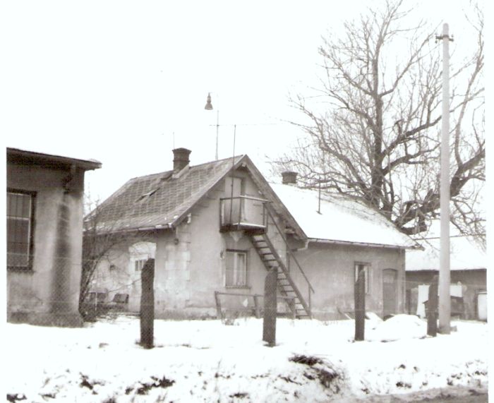  Lužianky - strážny dom na leopoldovskej strane. Šikmý pohľad z predstaničného priestoru od Nitry. Foto: J. Kubáček, 5.1.1996. 100 x 100 
