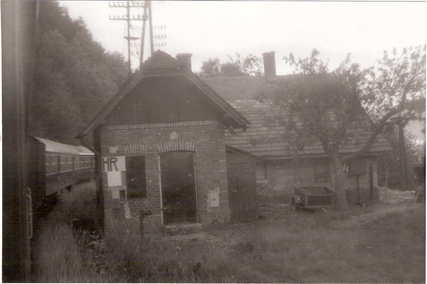  Kremnica - Kremnické Bane, km 259,1 - strážny dom. Pohľad v osi koľaje od Vrútok. Foto: J. Kubáček, 11.7.1994. 179 x 118 