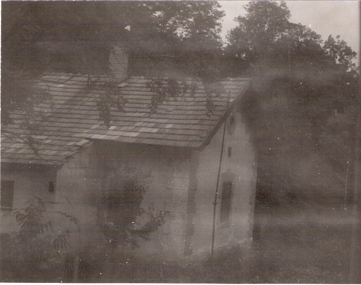  Žarnovica - Nová Baňa, km 29,5 - strážny dom. Šikmý pohľad zo strany koľaje od Šurian. Foto: J. Kubáček, 6.7.1933. 178 x 120 