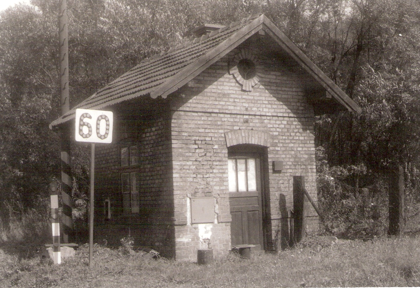  Nižná Slaná - stanovište signalistu na dobšinskej strane. Šikmý pohľad zo stany koľají od Dobšinej. Foto: J. Kubáček, 10.9.1994. 180 x 120 
