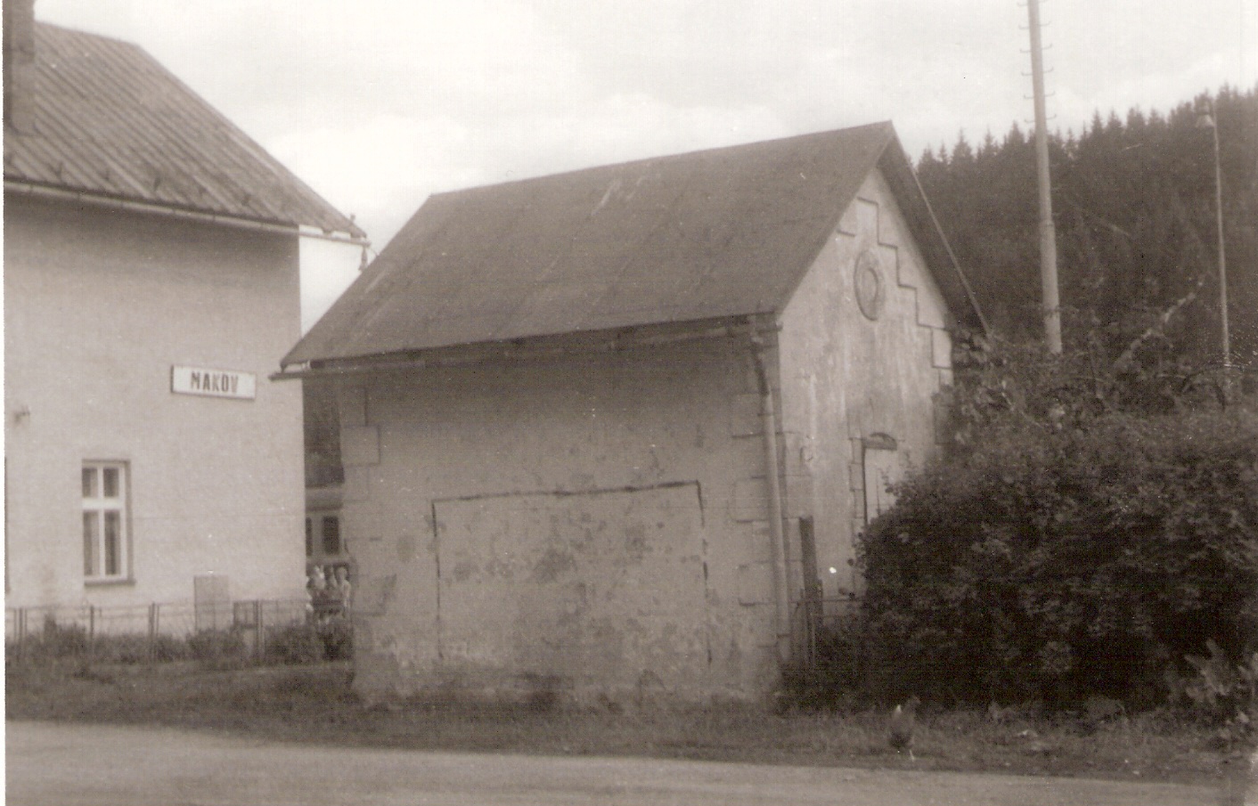  Makov - strážny dom pri výpravnej budove. Šikmý pohľad z predstaničného priestoru od konca trate. Foto: J. Kubáček, 14.8.1994. 180 x 120 