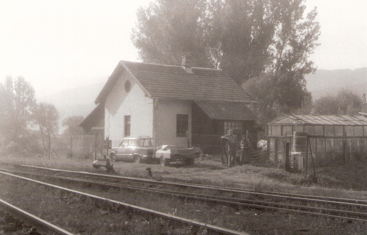  Ochtiná - obytný dom na plešiveckej strane. Šikmý pohľad zo strany koľají od Slavošoviec. Foto: J. Kubáček, 9.9.1994. 180 x 118 