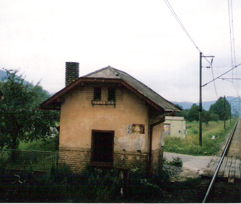  Považská Bystrica - Púchov, km 168,7 km - strážny dom. Šikmý pohľad zo strany koľají od Žiliny. Foto: M. Entner, 17.8.1996. 126 x 89, COLOR 