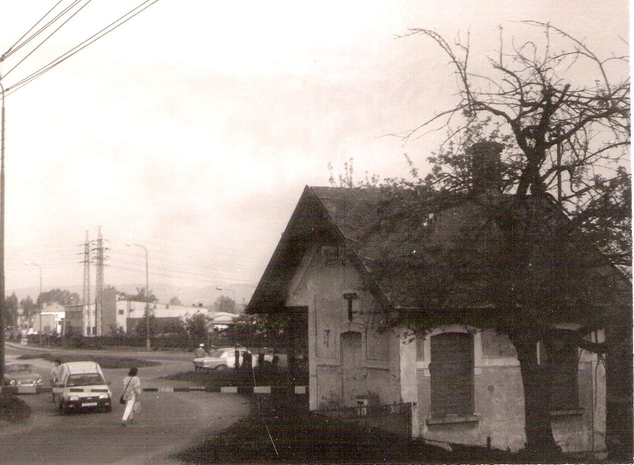 Spišská Nová Ves - Smižany, km 174,7 - strážny dom. Šikmý pohľad zo strany koľají od Žiliny. Foto: J. Kubáček, 13.5.1993. 182 x 120 