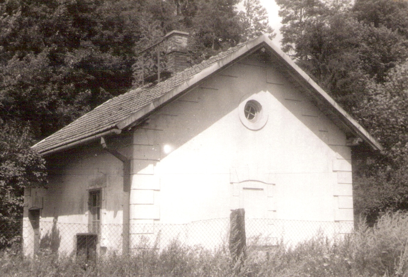  Staškov - obytná budova oproti výpravnej budove. Pohľad zo strany koľají. Foto: J. Kubáček, 14.8.1994. 180 x 120 